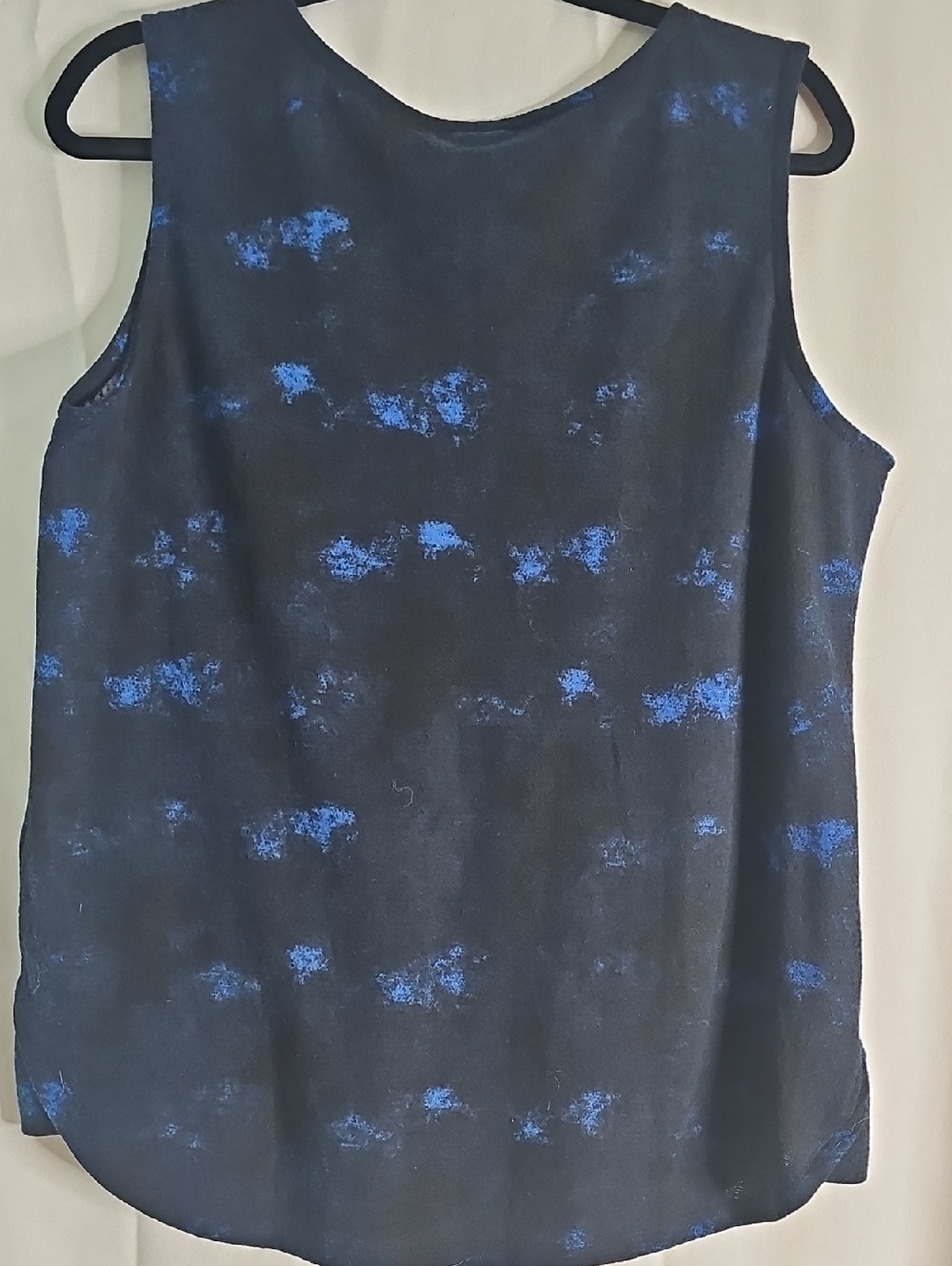 LuLaRoe Black Sleeveless V-Neck Top with Blue Print & Gold Zip - Picture 2 of 4